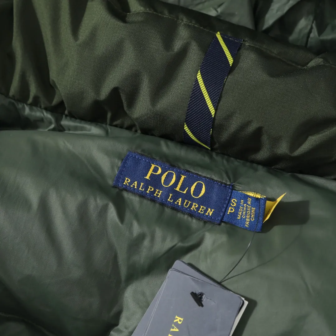 P660 #R54 Ralph Lauren/Ralph Lauren hooded down jacket (top quality, feel free to compare), using imported Barudan embroidery machine, carefully crafted with thousands of needles electric embroidery technology. Imported No. 7 needles and special embroidery thread ensure that every letter of the polo logo is full, three-dimensional and clear, creating the "most expensive embroidery logo" that can be called a work of art. Top-notch velvet core, luxurious warmth. Filled with national standard 80% high-quality white duck down, bringing excellent thermal insulation performance. At the same time, it is lightweight and can quickly regain its fluffiness after compression, bringing you a warm embrace without burden and resisting the harsh winter. Technical fabrics, no fear of wind and snow •Long-lasting fluffy and shape-retaining: High-quality filling ensures that the down jacket is not easy to stiffen and keeps you warm for a long time. •Strict anti-velvet technology: Using 400T gall fabric with pinhole retraction technology, it fundamentally eliminates the phenomenon of velvet leakage and makes wearing more secure. •All-round protective experience: Windproof and waterproof matte fabric, combined with an adjustable hem with a built-in drawstring buckle, can effectively lock in temperature and cold, and cope with changeable weather. Perfect details, creating a classic •Original electroplated YK zipper, smooth and durable, with brand texture highlighted in every detail. •Detachable hood design, one garment can be worn multiple times to meet different occasions and outfit needs. •Original hangtag and washed label, quality guaranteed. Five colors come together for couples to enjoy together: black is cool, beige is gentle, navy is calm, khaki is retro, and green is fresh. Available in five colors, the same style for men and women, it can be worn perfectly as a couple's outfit or a personalized item, becoming an indispensable fashion equipment on the streets in winter. Color: black, khaki, navy blue, army green, beige Size: S M L 66 67